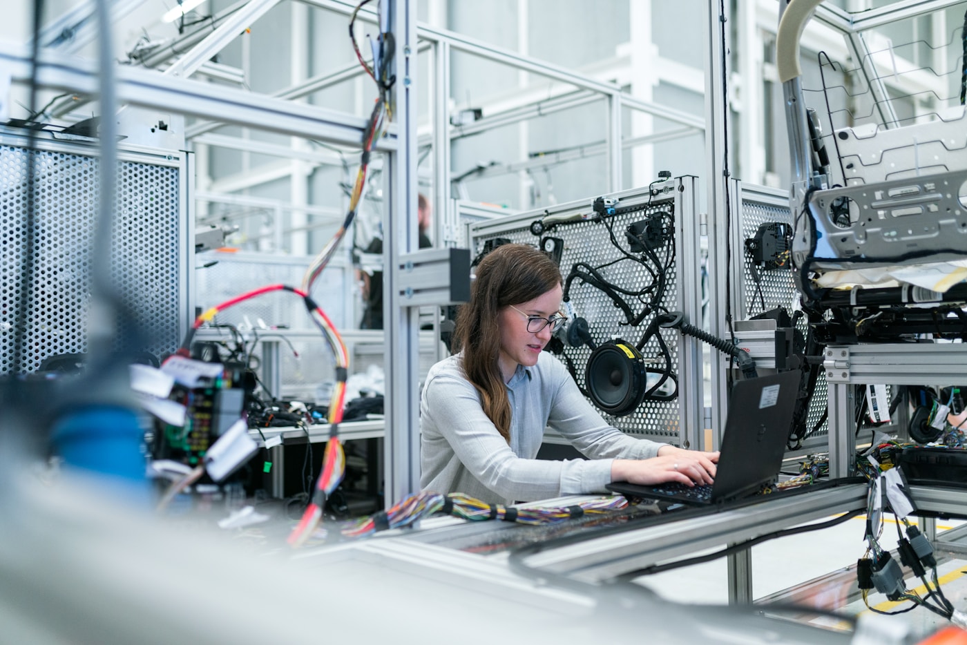 Profesional de investigación trabajando en un entorno técnico